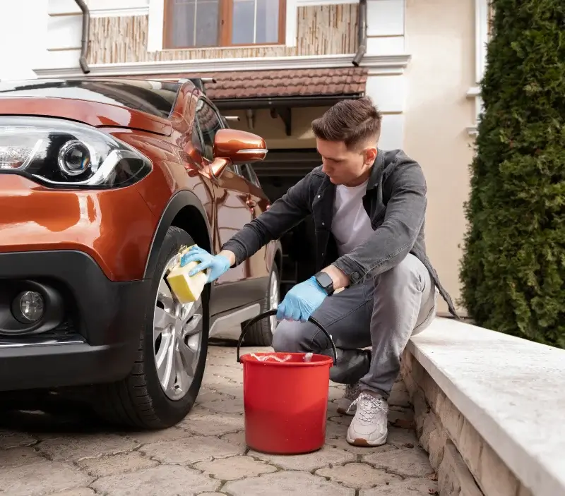 Lavage auto à domicile Eymoutiers : professionnel intervenant sur un véhicule